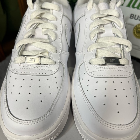 Nike Air Force 1 Triple White GS - Picture 5 of 8